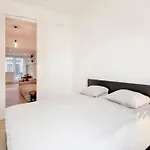 Modern Near Centre, Luna Casamia *