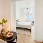 Modern Near Centre, Luna Casamia *