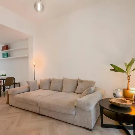 Modern Near Centre, Luna Casamia Mellet