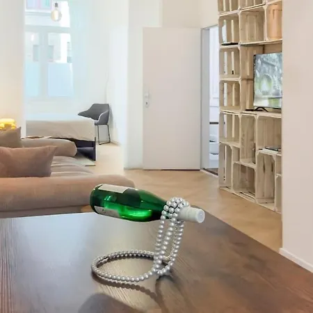 Modern Near Centre, Luna Casamia *