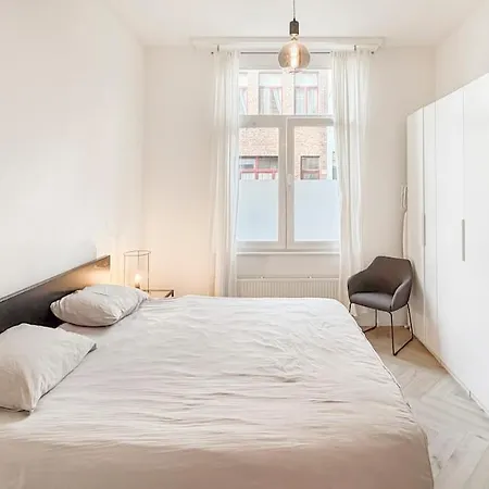 Modern Near Centre, Luna Casamia *