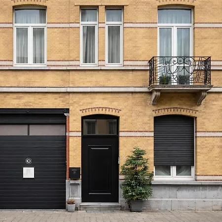 Modern Near Centre, Luna Casamia *