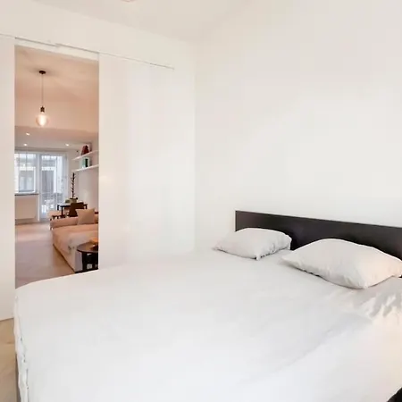 Modern Near Centre, Luna Casamia *