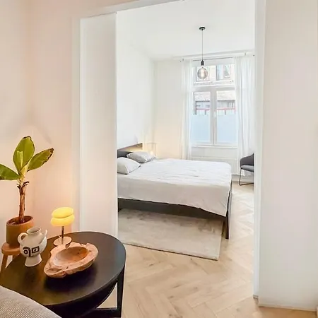 Modern Near Centre, Luna Casamia *