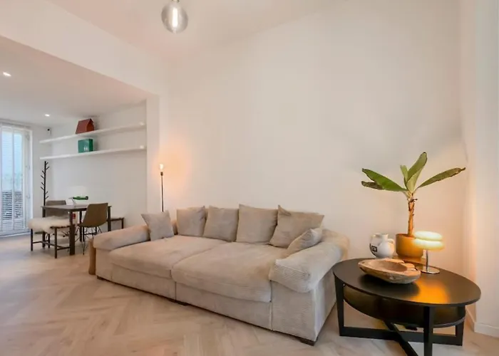 Modern Near Centre, Luna Casamia Mellet