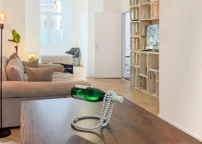 Modern Near Centre, Luna Casamia *