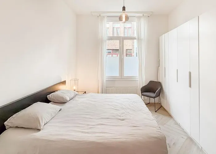 Modern Near Centre, Luna Casamia *