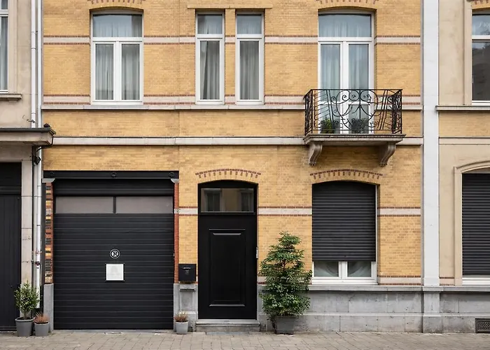 Modern Near Centre, Luna Casamia *