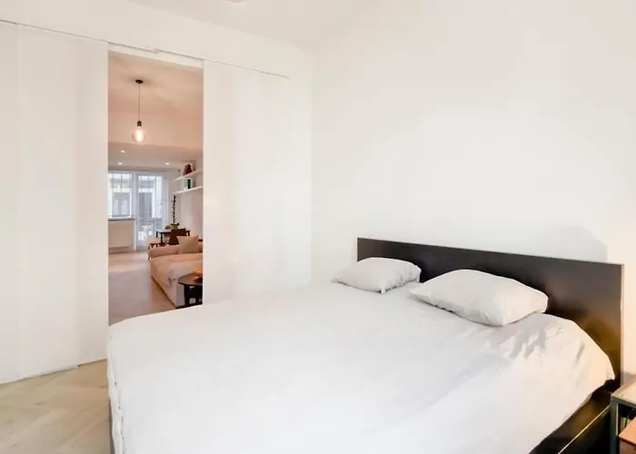 Modern Near Centre, Luna Casamia *