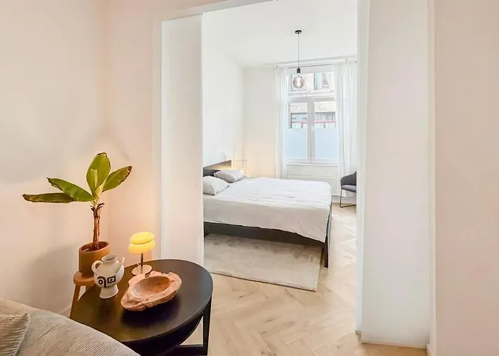 Modern Near Centre, Luna Casamia *